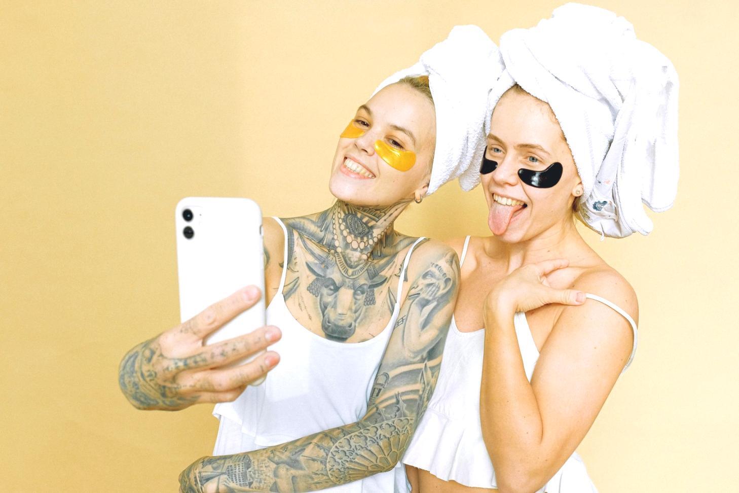 Studenti al lavoro durante una sessione pratica di styling