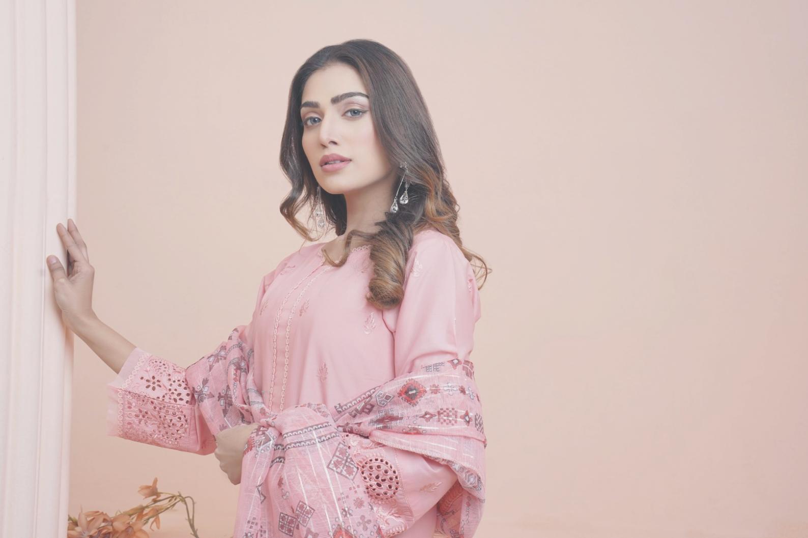 Artisti del makeup al lavoro durante una sessione di styling professionale per fashion show, mostrando tecniche avanzate e creatività nel beauty