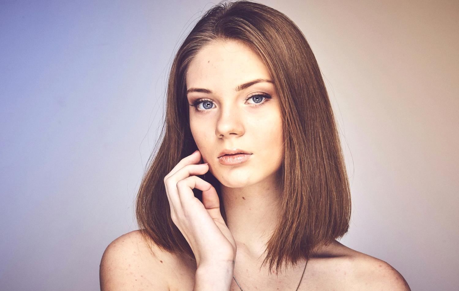 Sessione di styling professionale durante una preparazione per sfilata